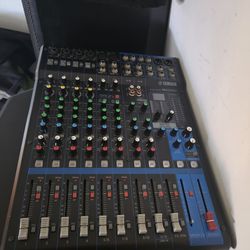 Yamaha MG12XU mixing console