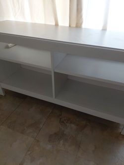 Mueble de televisor nuevo 47x25