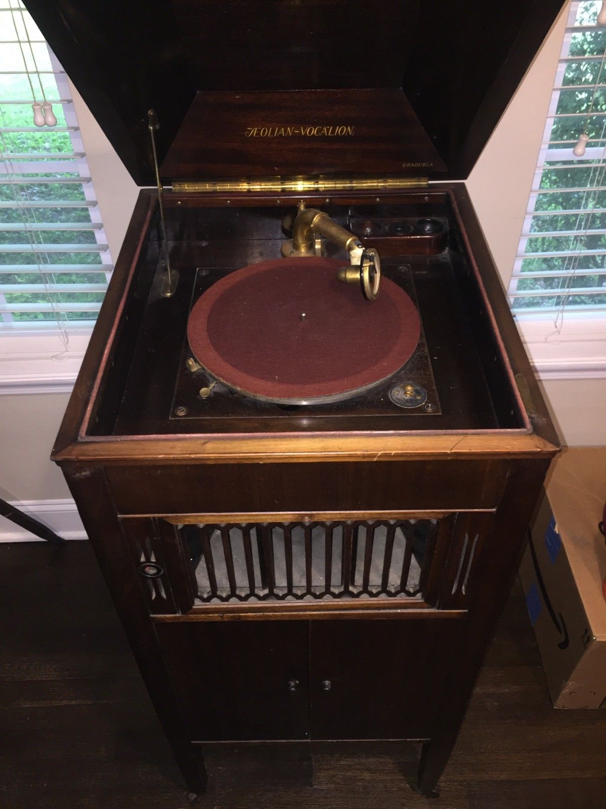 Antique Record Player -- Victrola -- Aeolian Vocalion Graduola Phonograph -- Works!