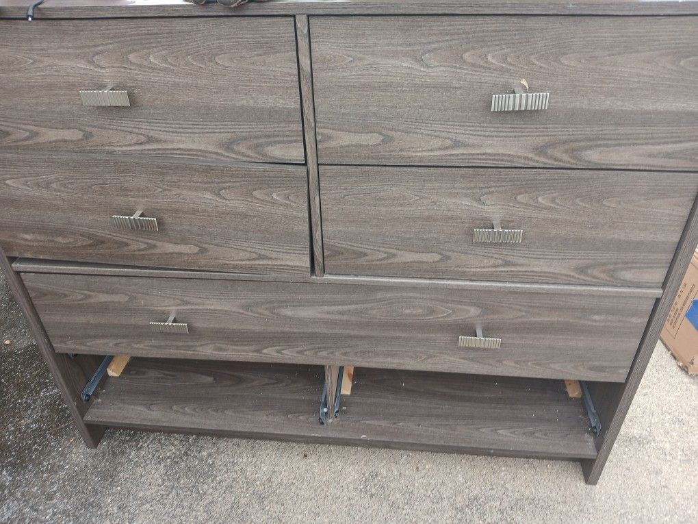 Dresser With Mirror