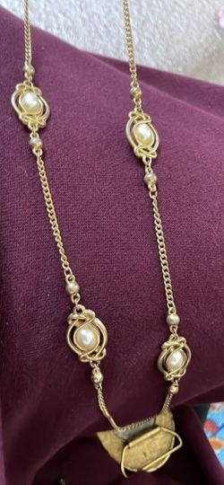Gold tone pearl necklace