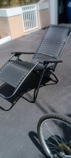 Zero gravity chair with adjustable pillow