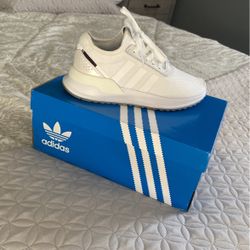 White Adidas U Runs 