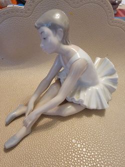 NAO lladro spain seated stretching zapatillas porcelain ballerina