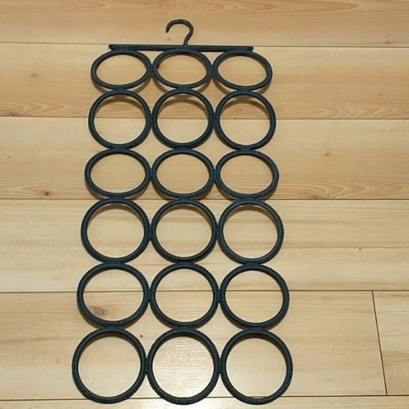 Folding scarf hanger