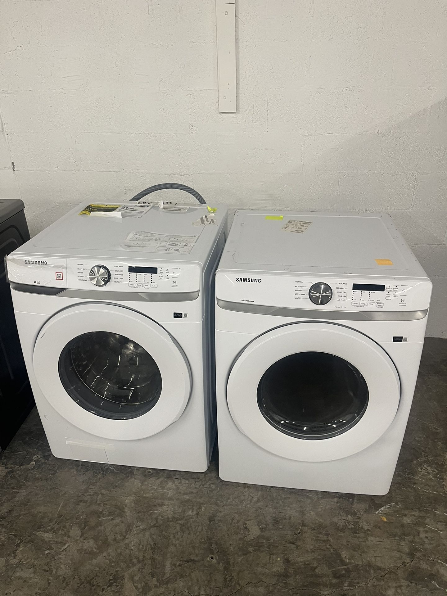 Samsung front load washer and dryer laundry set