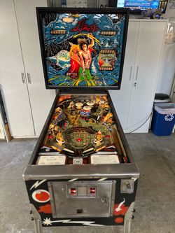 Williams Flash Pinball Machine! Very nice shape!
