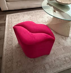 LIP CHAIR