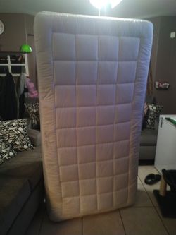 Twin MATTRESS ALMOST NEW 