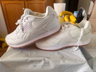 Reebok Men’s White/Pink Solid Low Top Lace Up Athletic Sneakers Gum Sole Women8