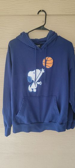 ADULT SIZE SNOOPY WITH BASKETBALL SIZE LARGE PULLOVER HOODIE SWEATSHIRT IN GREAT CONDITION