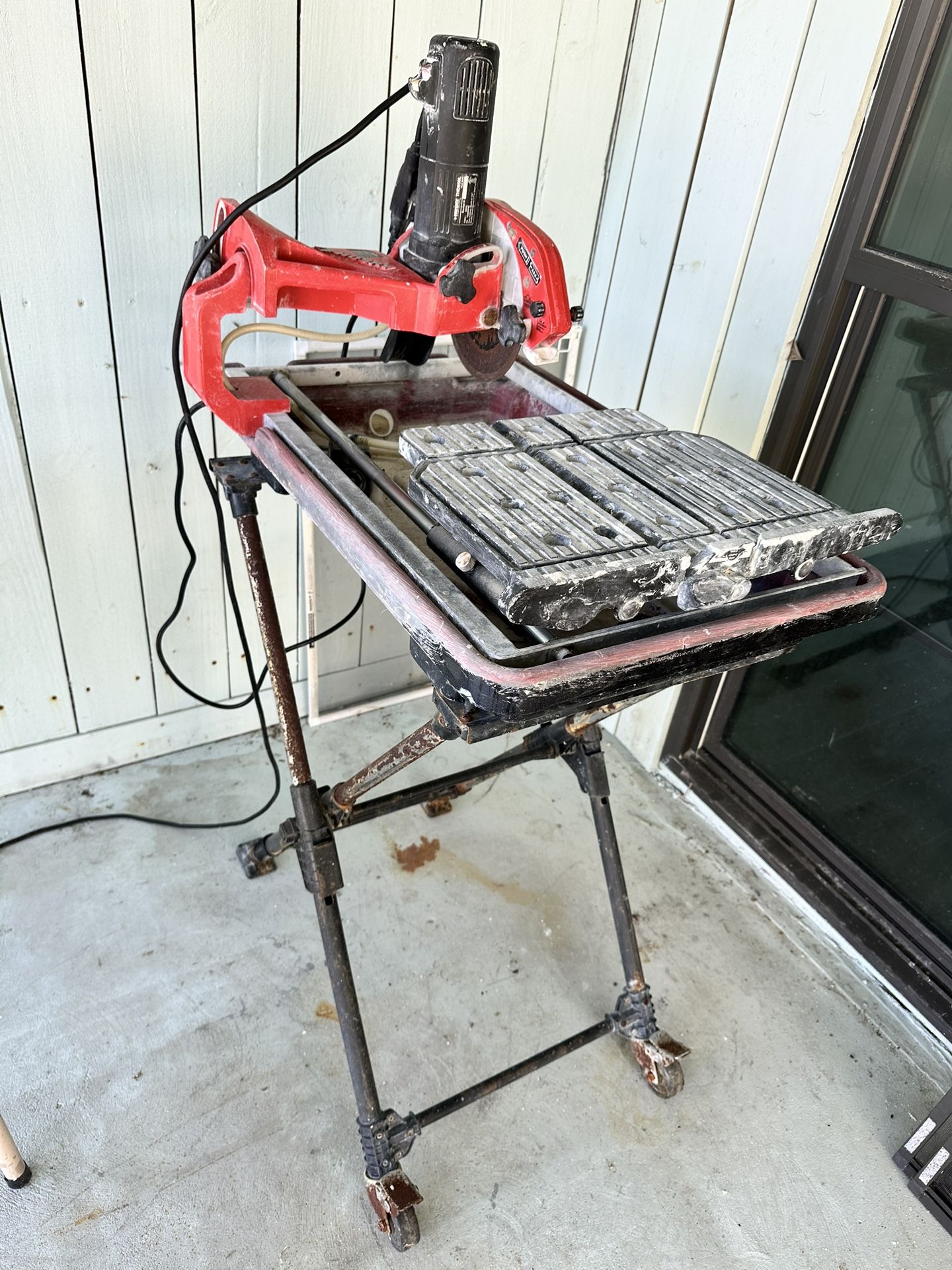Husky Wet Tile Saw Complete With Pump And Stand 