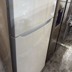 Apartment size refrigerator