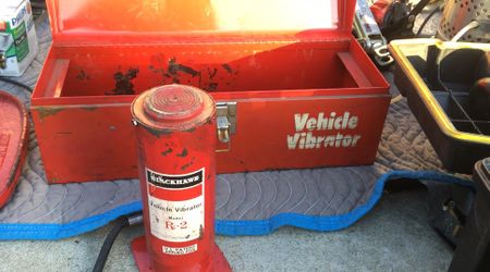 pneumatic vehicle vibrator