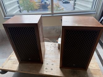 Up for sale is a classic pair of vintage Sansui SP-100 3-way loudspeaker cabinets. Known for their detailed sound signature and mid-century aesthetic,