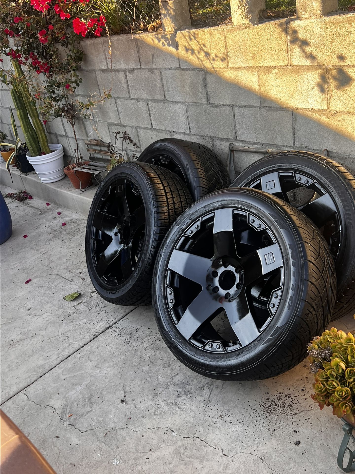 Ford. 6 Lugs. 22 inches. 4 Set