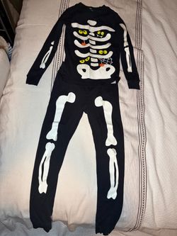 Boys carters skeleton 2 piece (might be glow in the dark/can’t remember) size 8