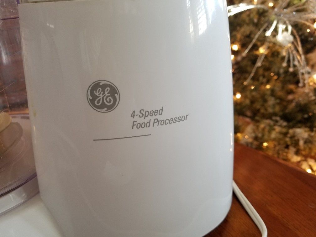 GE 4 Speed Food Processor. Very clean and in perfect working condition.