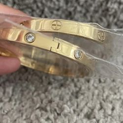 Brand new 2-Pack Friendship Bracelets for Women (M)