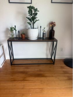 Entrance table