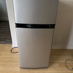 Apartment Size Mini Fridge 