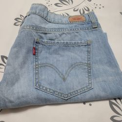 Woman's  Levi Jeans 