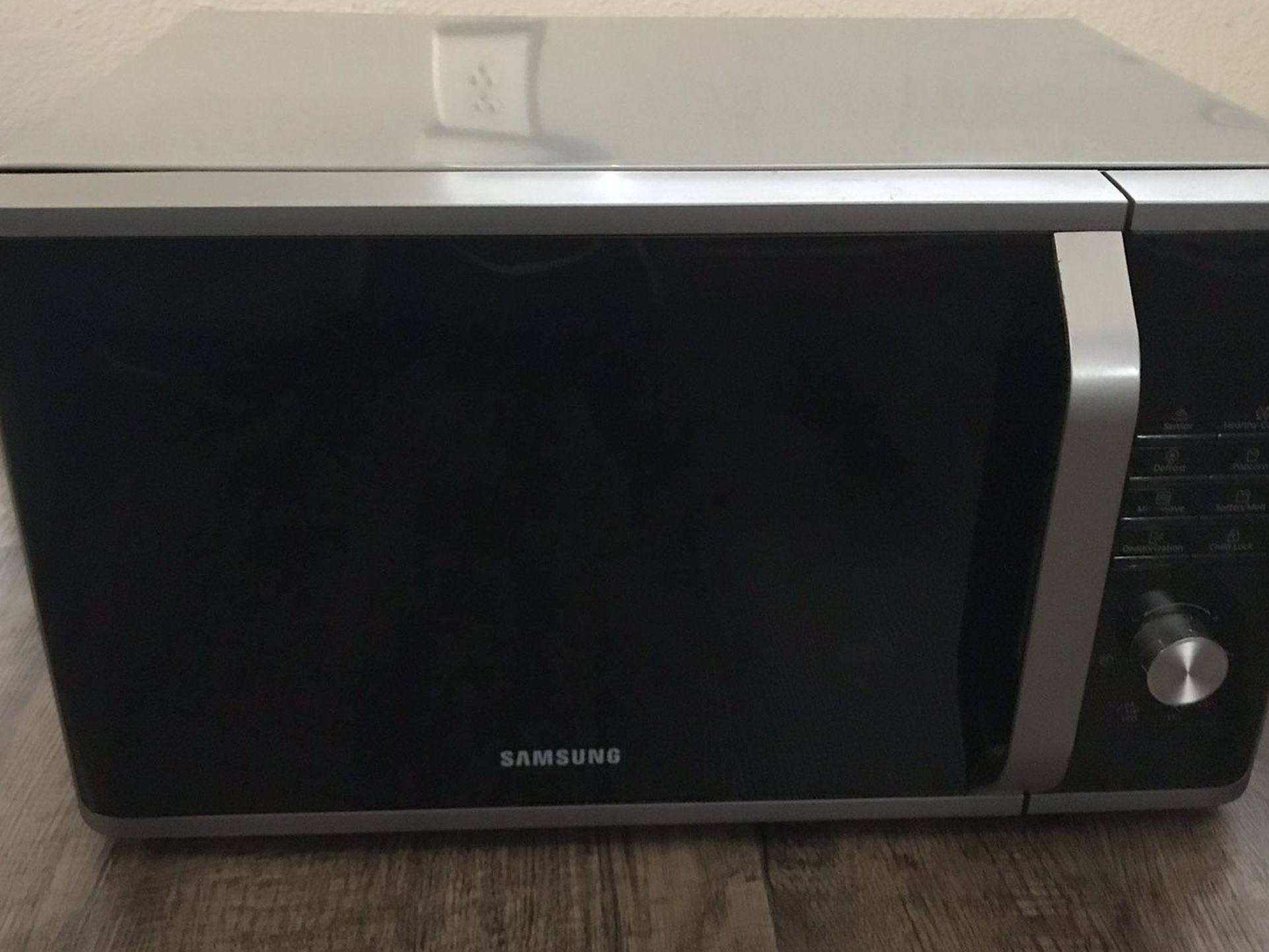 Samsung Microwave 1.1 CuFt 1000watt