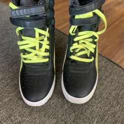 Ladies size 7 Puma Tennis shoes