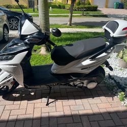 Scooter 200 cc Like New 