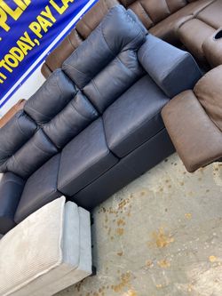 Cozy stylish nice Couch!
