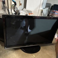 Garage sale - Recliner, Tv, Golf, Cat Litter Encloser, Safes And More