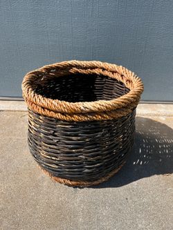 Wicker plant holder basket