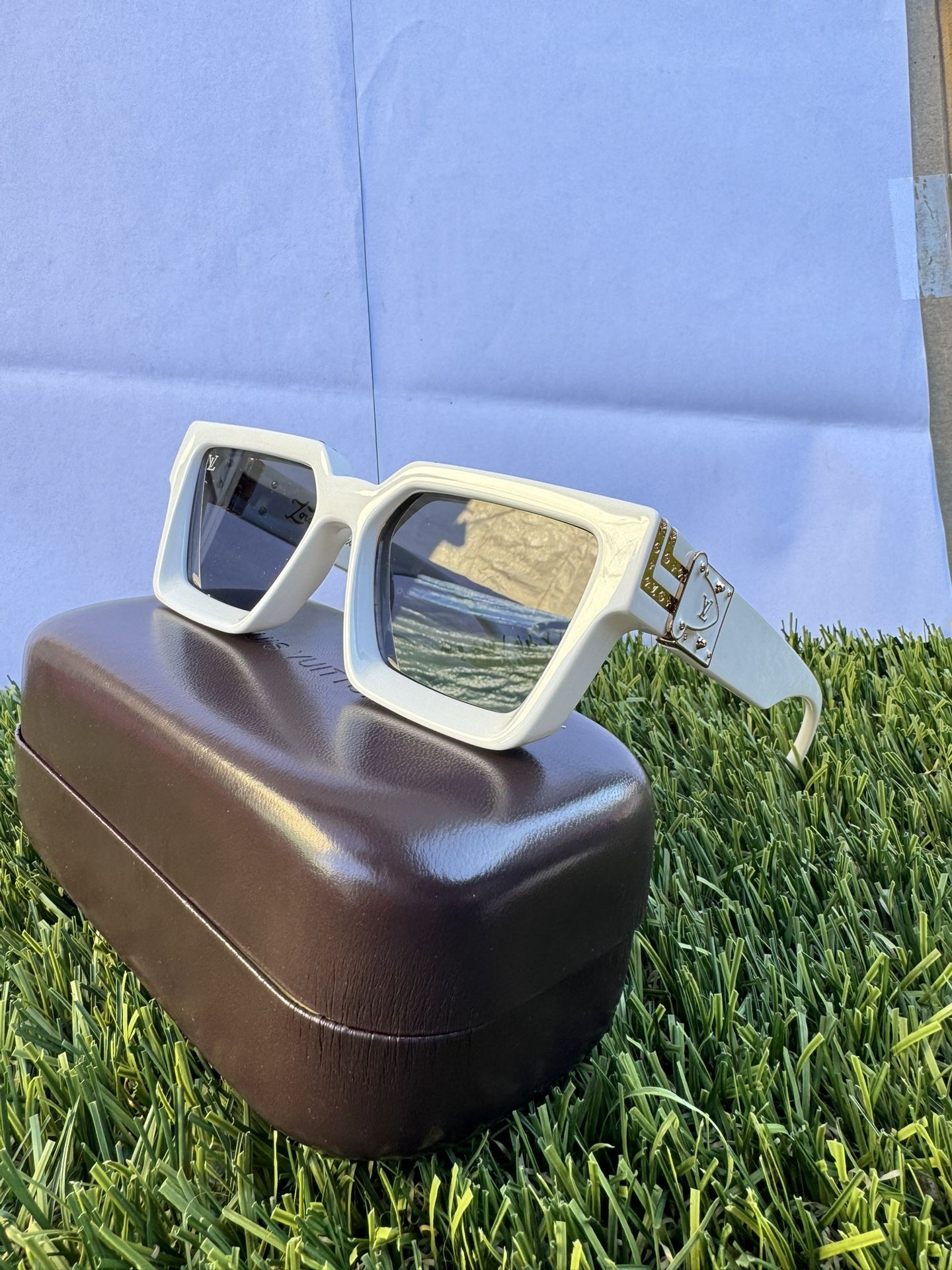 LV 1.1 White Millionaire Glasses