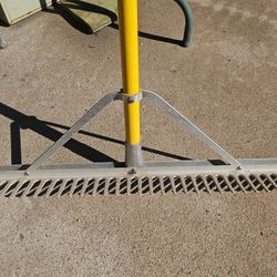 Lawn Rake Aluminum With Fiberglass Handle,  All Teeth,Excellent Condition  E Mesa 