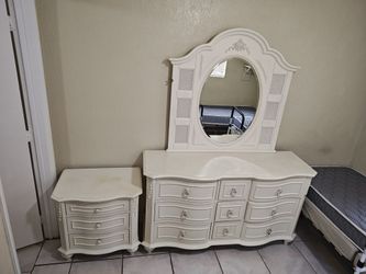 Bedroom Furniture/Beds Awesome Conditions 