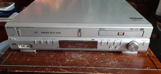 SANYO VCR/DVD PLAYER WITH REMOTE CONTROL WORKS EXCELLENT READ BELOW