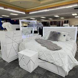 Down $50 👉 Queen size Bedroom Set ✔️ Ask for Price.