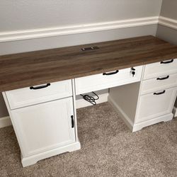 60” Farmhouse Executive Desk With Lock