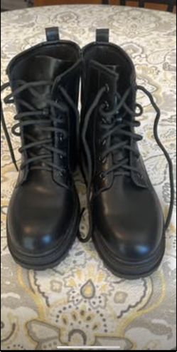 Dream pairs Universal Thread Black Boots