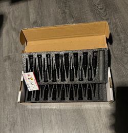  32 Dinofit Black Spike Wheel Lug Nuts