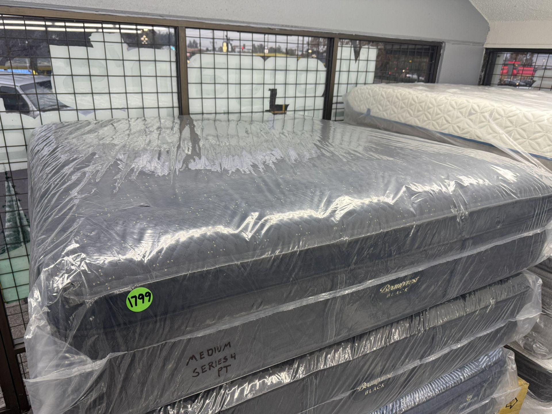 KING SIZE SIMMONS BEAUTYREST BLACK SERIES 4 (MEDIUM) PILLOW TOP MATTRESS &