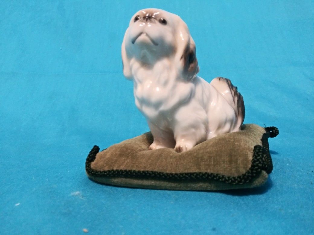 Vintage Rare Porcelain Pekingese figurine On Green Velveteen Pillow Ardalt Japan