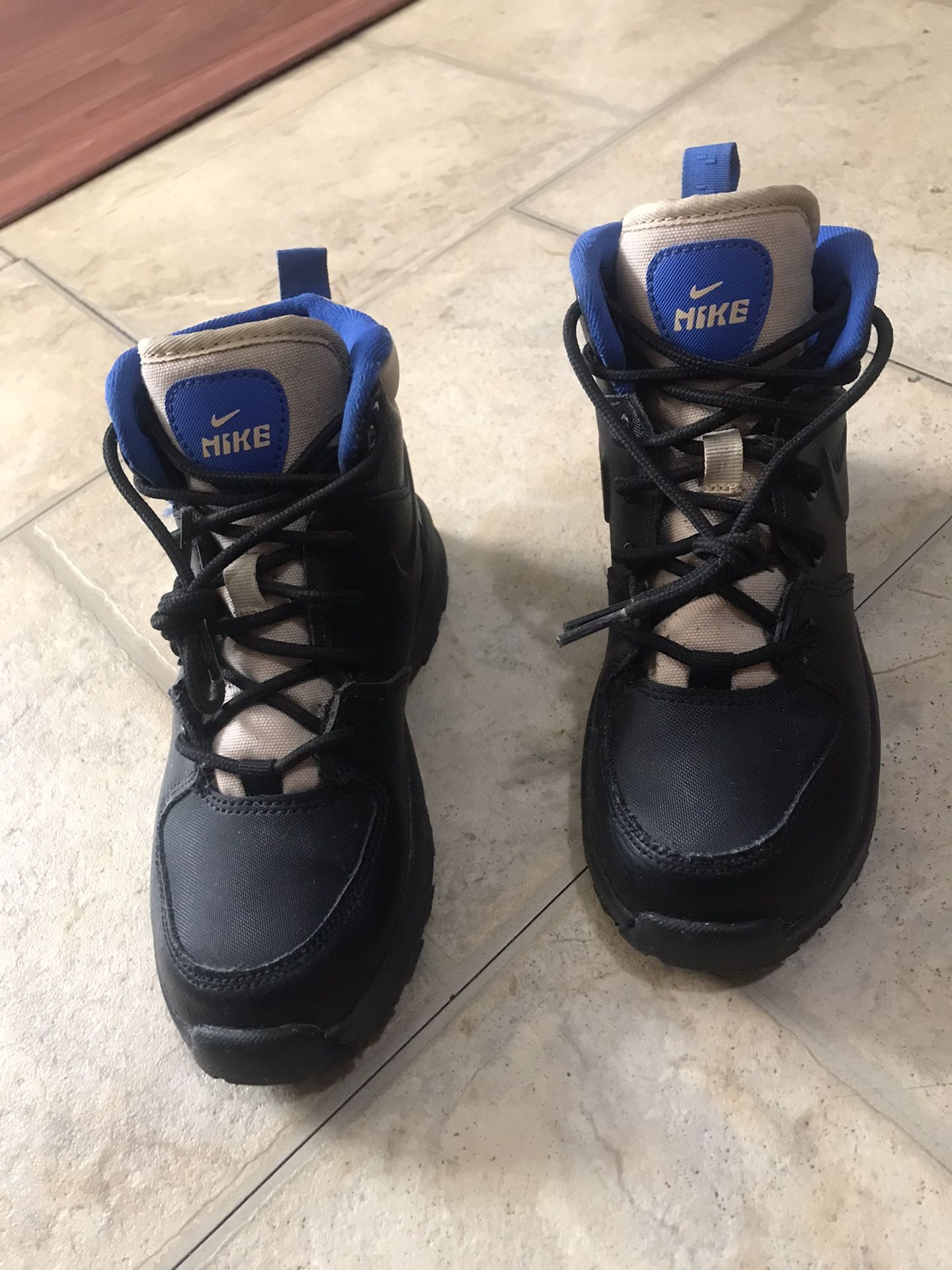 Nike Manoa Boys' "Black/Black/Sesame/Game Royal" Boots