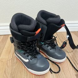 Women’s Snowboard Boots - Vans Size 7 Laces + Boa 