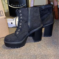 heeled black boots 