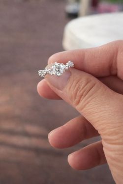 1CT Moissanite Engagement Ring Size 6 – 925 Sterling Silver
