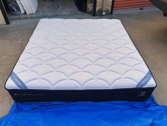 Like New DreamCloud Premier Hybrid, King Mattress, Perfect Condition