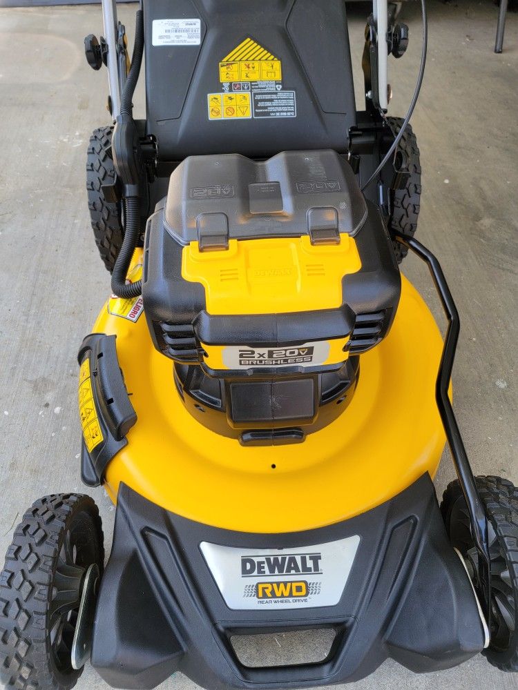 For Sale SLIGHTLY USED DEWALT 20V-60V WITH FLEXVOLT ADVANTAGE LAWN MOWER. $160 TOOL ONLY