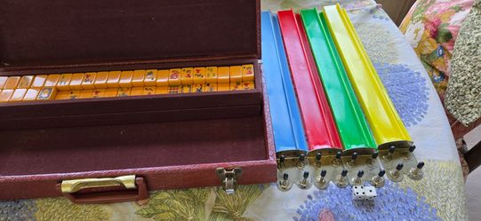 Vintage Mah Jong set 152 bake lite butterscotch tiles