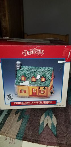 LEMAX 1993 DICKENSVALE PORCELAIN LIGHTED HOUSE LOG CABIN. PICK UP MIDDLEBORO ONLY